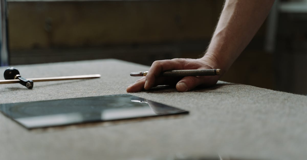 découvrez les techniques de découpe du verre pour donner vie à vos projets créatifs. que ce soit pour des travaux manuels, des réparations ou des créations artistiques, apprenez les méthodes essentielles et les outils nécessaires pour maîtriser l'art de la découpe du verre.