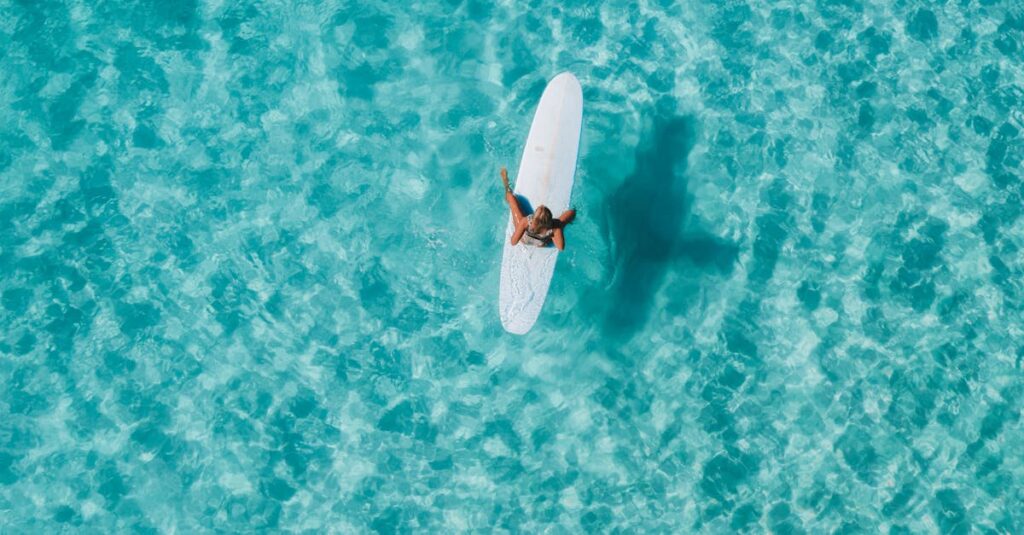 découvrez le paddleboarding, une activité nautique mélangeant plaisir et détente sur l'eau. que vous soyez débutant ou expert, explorez les plus beaux paysages tout en vous amusant !