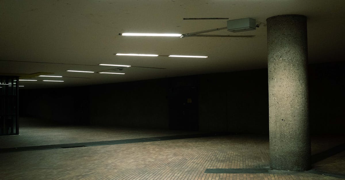 découvrez comment isoler efficacement le plafond de votre sous-sol pour améliorer l'efficacité énergétique de votre maison. apprenez les meilleures techniques et matériaux pour garantir un confort optimal et réduire les coûts de chauffage. protégez votre espace contre l'humidité et les bruits indésirables grâce à une isolation de qualité.