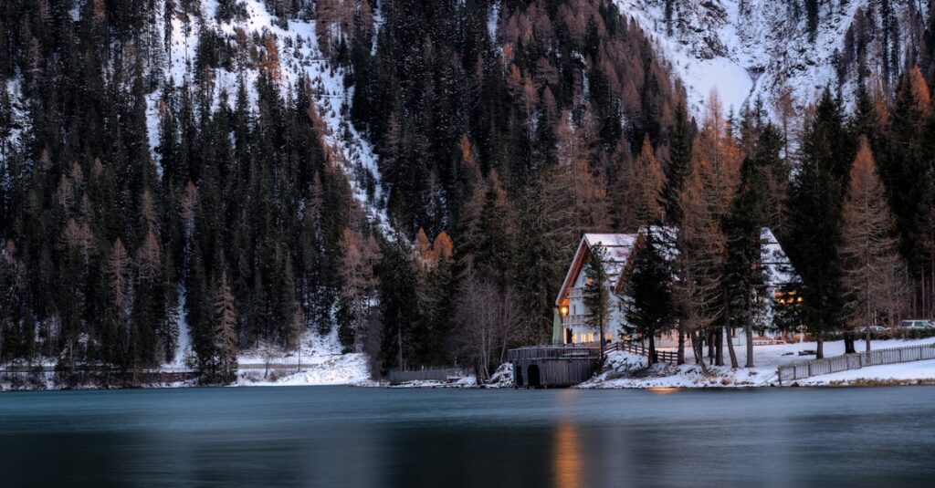 découvrez notre charmant chalet, un refuge idéal pour des vacances reposantes en pleine nature. profitez d'une ambiance chaleureuse, d'un confort moderne et de paysages à couper le souffle. une escapade parfaite pour les amoureux de la montagne et du grand air.