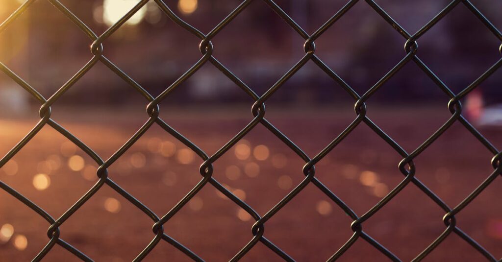 découvrez l'univers captivant du fencing, un sport de combat alliant technique, agilité et stratégie. que vous soyez débutant ou pratiquant confirmé, plongez dans l'art du duel avec épée, fleuret ou sabre et améliorez vos compétences tout en vous faisant de nouveaux amis.