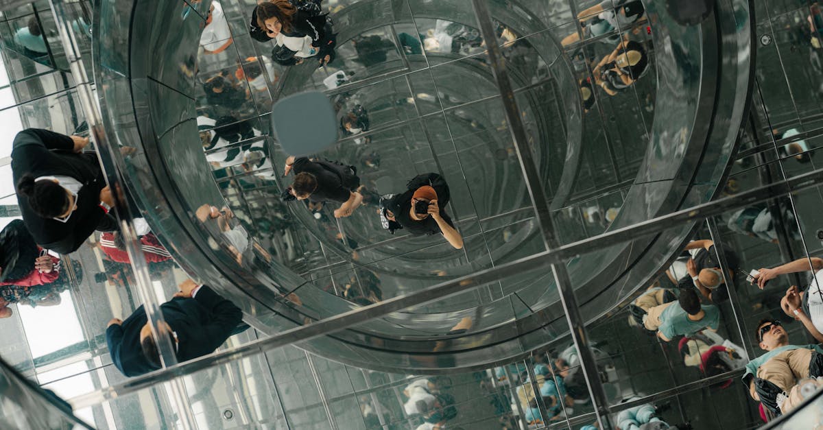 découvrez le mystère des miroirs sans tain, également appelés miroirs à sens unique. explorez leur fonctionnement, leurs applications dans la sécurité, la surveillance et le divertissement, ainsi que leur rôle fascinant dans l'illusion et la psychologie.