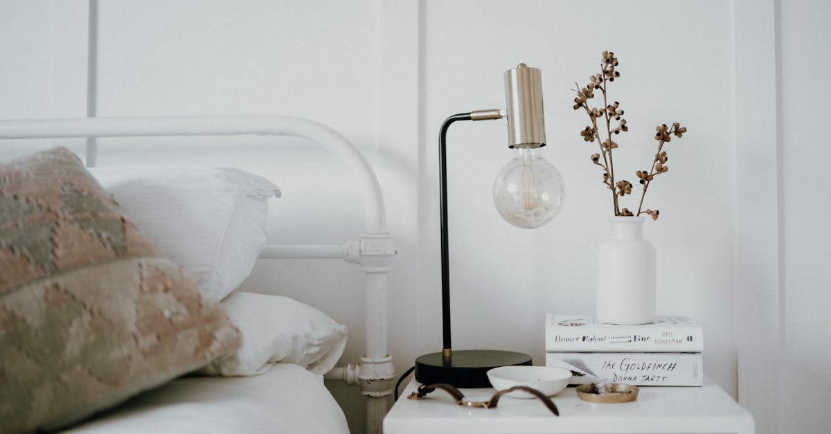 découvrez des idées inspirantes pour aménager une petite chambre avec style. optimisez l'espace tout en ajoutant une touche personnelle grâce à des astuces de décoration et des solutions de rangement pratiques.