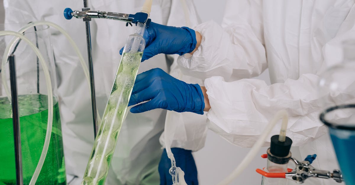 découvrez tout sur l'acide sulfurique : ses propriétés, ses applications industrielles, et les mesures de sécurité à respecter lors de son utilisation. informez-vous sur cet acide fort, essentiel dans divers processus chimiques.