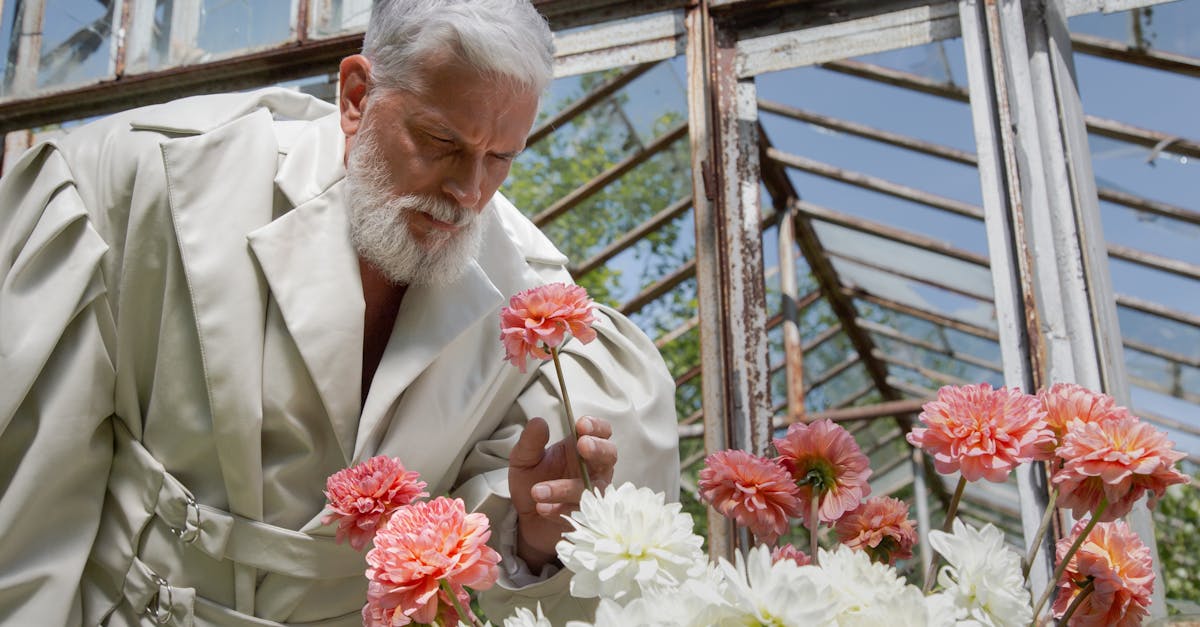 découvrez l'univers coloré des dahlias, ces fleurs majestueuses aux formes variées. apprenez à les cultiver, les entretenir et à les associer dans vos jardins pour créer des compositions florales époustouflantes.