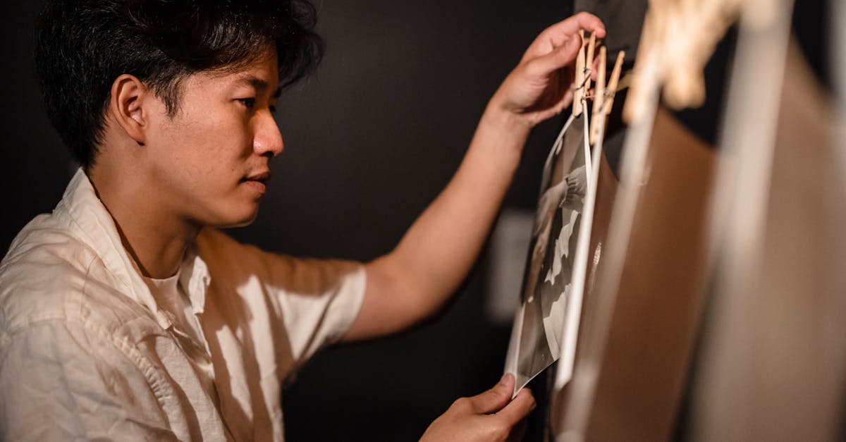 découvrez des astuces et conseils pratiques pour suspendre vos tableaux et œuvres d'art avec élégance. apprenez à choisir les meilleurs supports, à bien mesurer vos espaces et à créer des compositions harmonieuses dans votre intérieur.