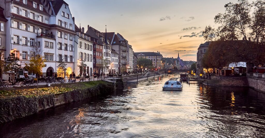 découvrez strasbourg, une ville au riche patrimoine historique et culturel, célèbre pour son architecture pittoresque, sa délicieuse gastronomie et son ambiance européenne unique. partez à la découverte de la petite france, la cathédrale notre-dame et bien plus encore dans cette belle destination alsacienne.