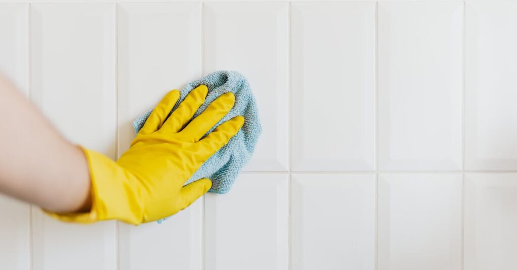 découvrez des conseils pratiques et des astuces pour l'entretien de vos carreaux. apprenez à prolonger la durée de vie de votre carrelage grâce à des méthodes efficaces de nettoyage et de maintenance.