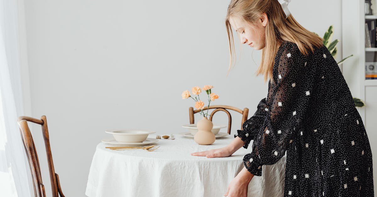 découvrez nos conseils pratiques pour entretenir vos nappes : astuces de lavage, détachage et repassage pour garder vos nappes propres et impeccables plus longtemps.