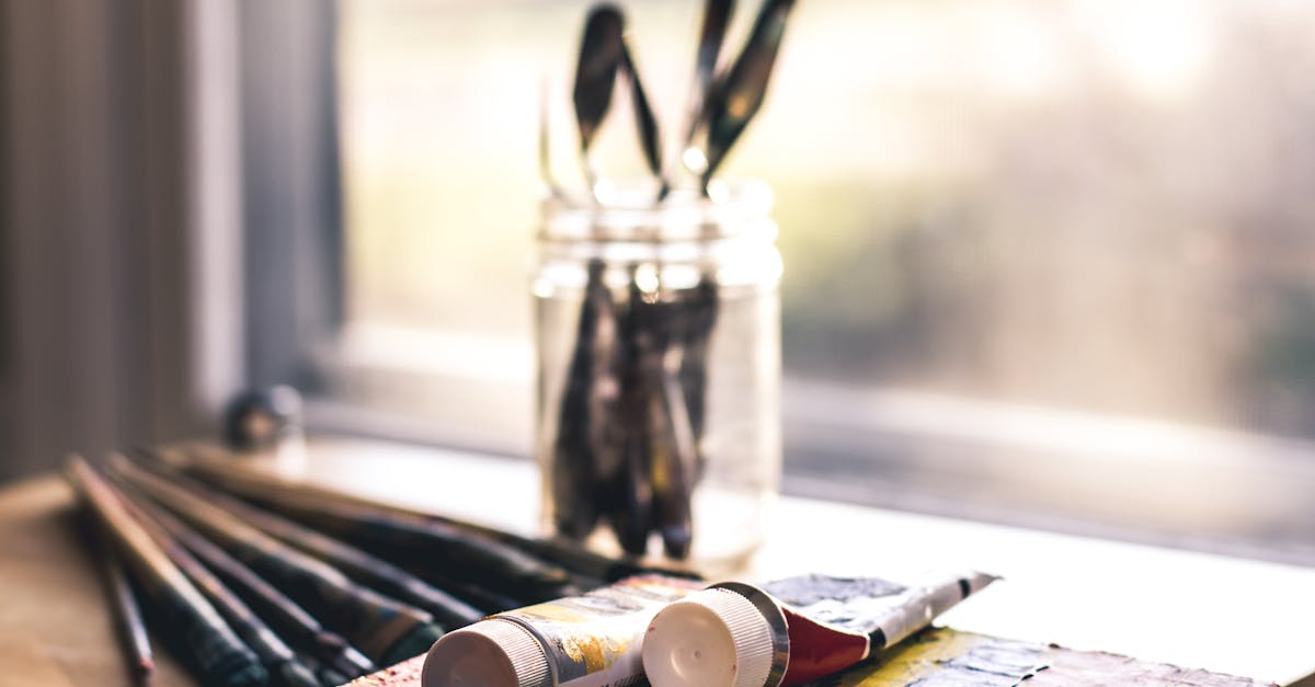 découvrez l'art de la peinture sur vitres : techniques, inspirations et conseils pour décorer vos fenêtres avec créativité et originalité.