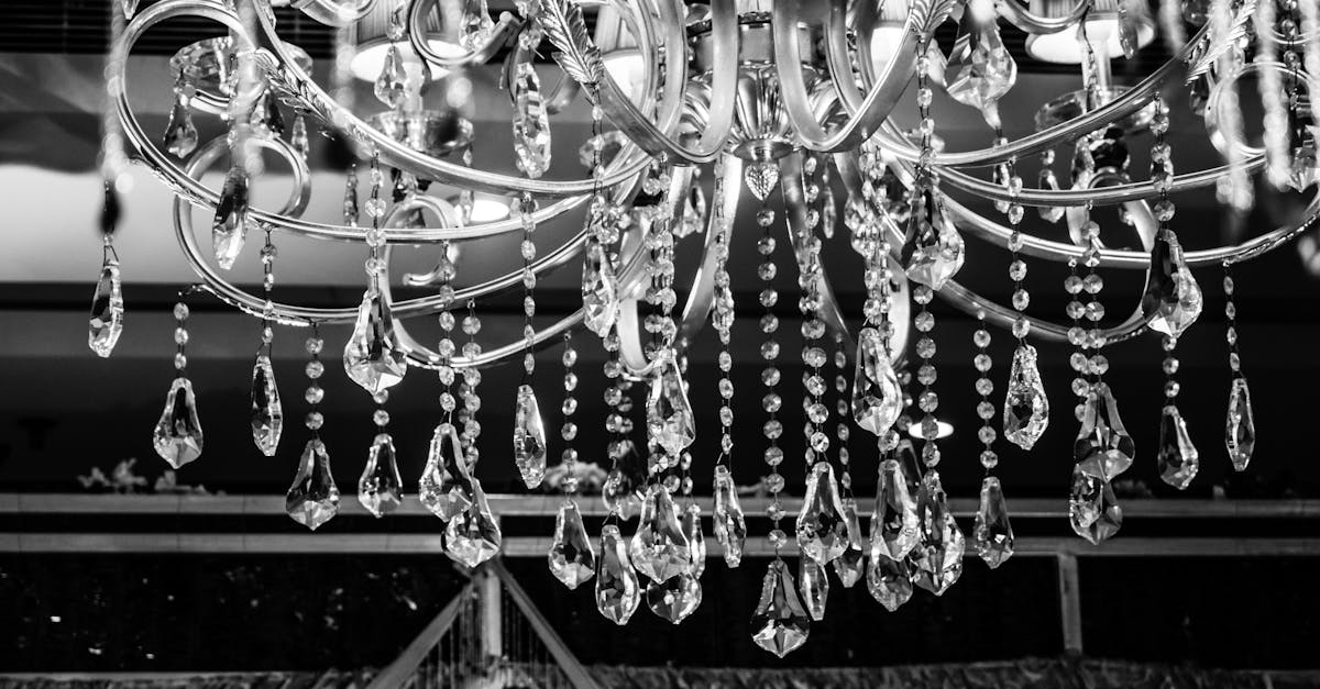 fer forgé (wrought iron) : matériau intemporel et durable. applications, styles, entretien et inspirations pour portails, rampes, garde-corps et décoration.