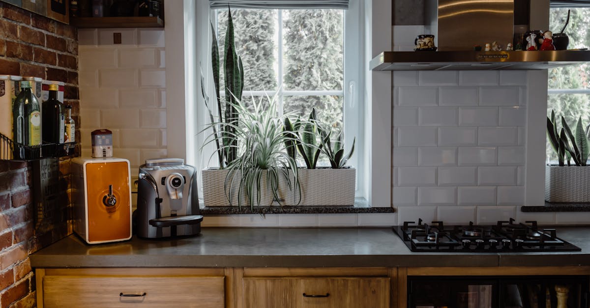 découvrez la hauteur idéale pour un plan de travail de cuisine. conseils d’experts pour choisir la hauteur parfaite et assurer confort et ergonomie dans votre cuisine.