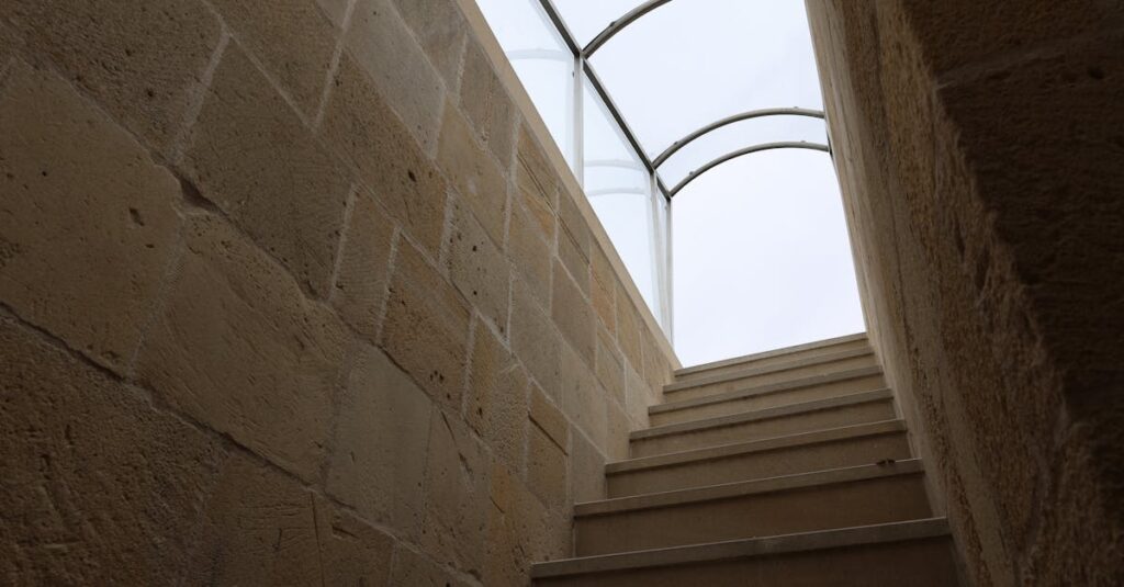 découvrez des escaliers gain de place conçus pour optimiser l’espace de votre intérieur sans sacrifier le style ou la sécurité. solutions idéales pour petits appartements ou mezzanines !