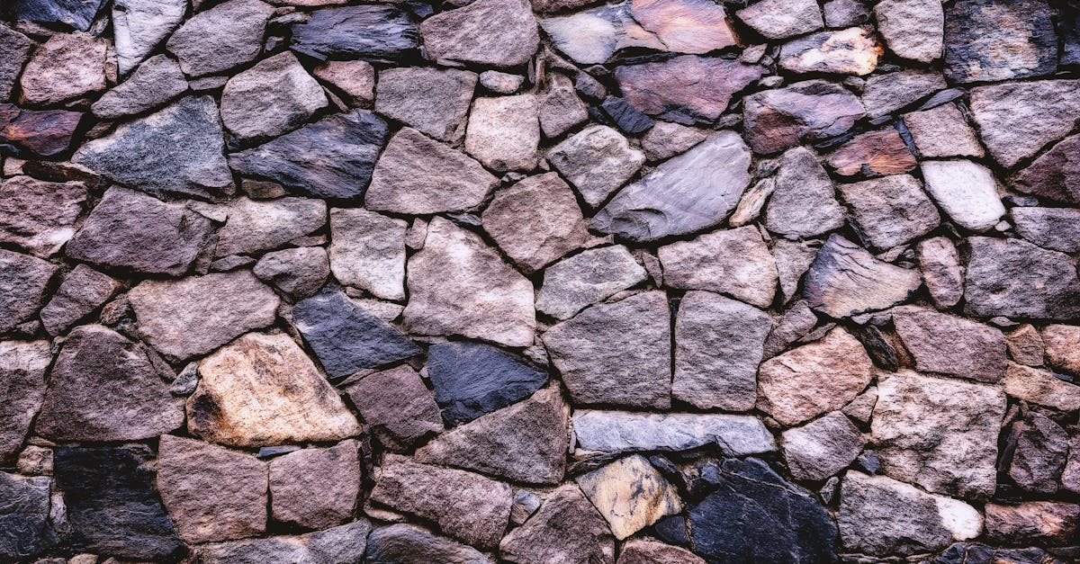 découvrez les techniques et étapes essentielles pour la construction de murs en pierre. apprenez à bâtir des murs solides, durables et esthétiques grâce à nos conseils professionnels.