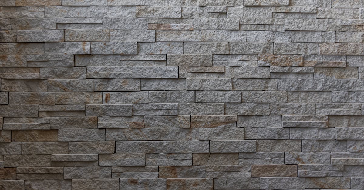 découvrez les techniques de construction de murs en pierre, des conseils pratiques pour bâtir un mur solide et esthétique, ainsi que les matériaux et étapes essentiels à respecter.