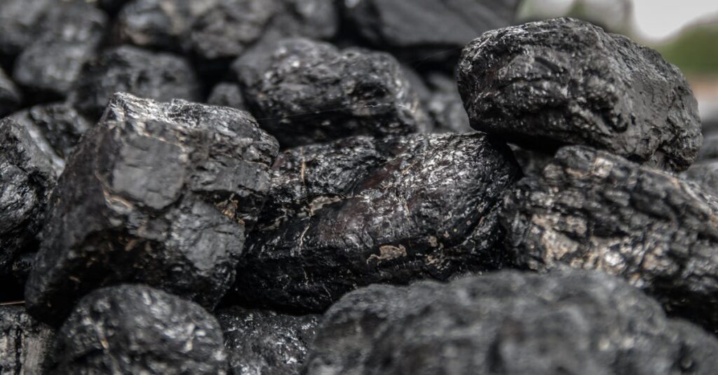 découvrez tout sur l'anthracite : origines, caractéristiques, utilisations et avantages de ce charbon naturel à haute teneur en carbone, idéal pour le chauffage et l'industrie.