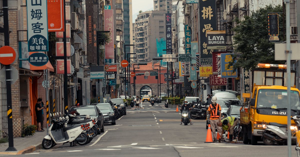 découvrez tous les types de panneaux de signalisation pour la construction : signalisation temporaire, sécurité des chantiers et conseils pratiques pour assurer la visibilité et la sécurité sur vos sites de travaux.