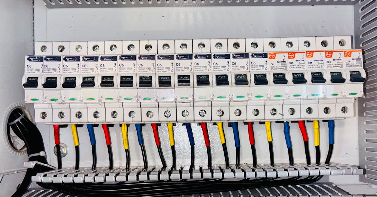 découvrez les normes et recommandations concernant la hauteur d'installation d'un panneau électrique pour garantir sécurité et conformité dans vos projets électriques.