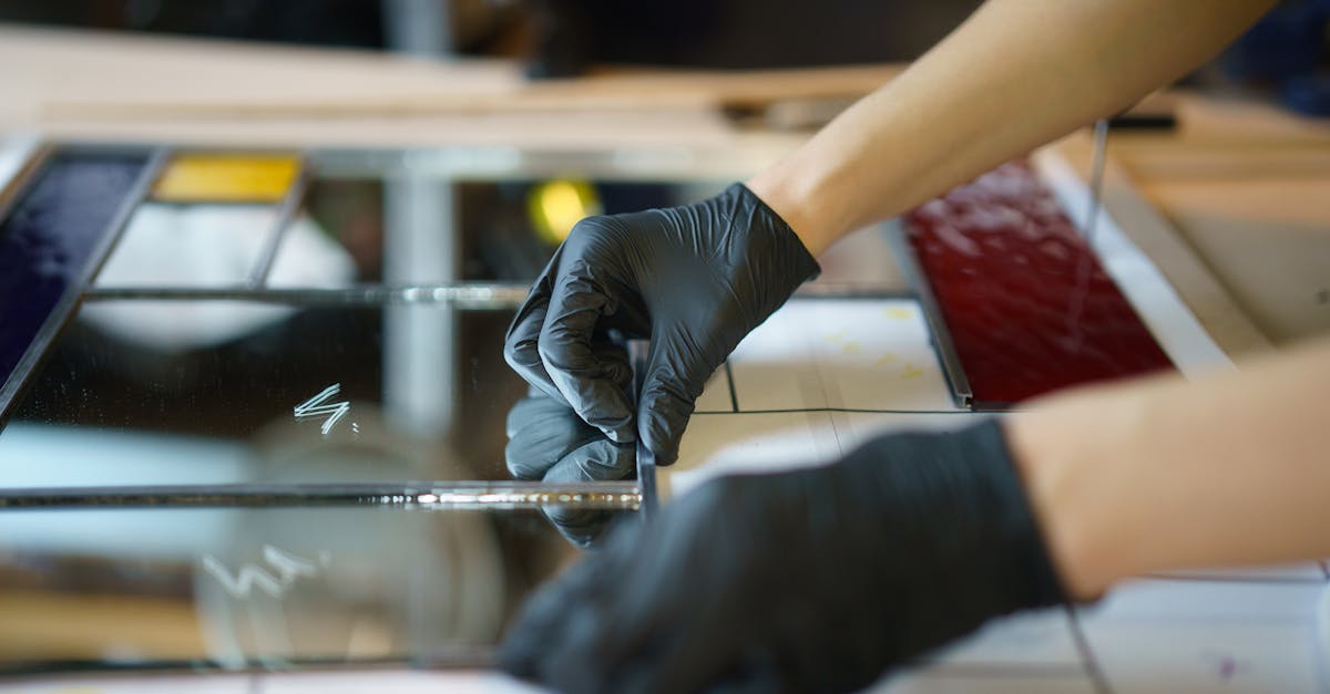 découvrez le métier de glazier : ses missions, compétences requises et formations. tout savoir sur le travail du spécialiste du verre dans la construction et la rénovation.