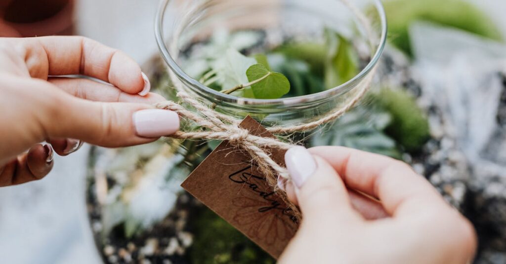 découvrez l'art japonais du kokedama : une technique originale de présentation de plantes, alliant esthétique et nature, pour sublimer votre intérieur avec des sphères de mousse végétale faciles à réaliser et à entretenir.