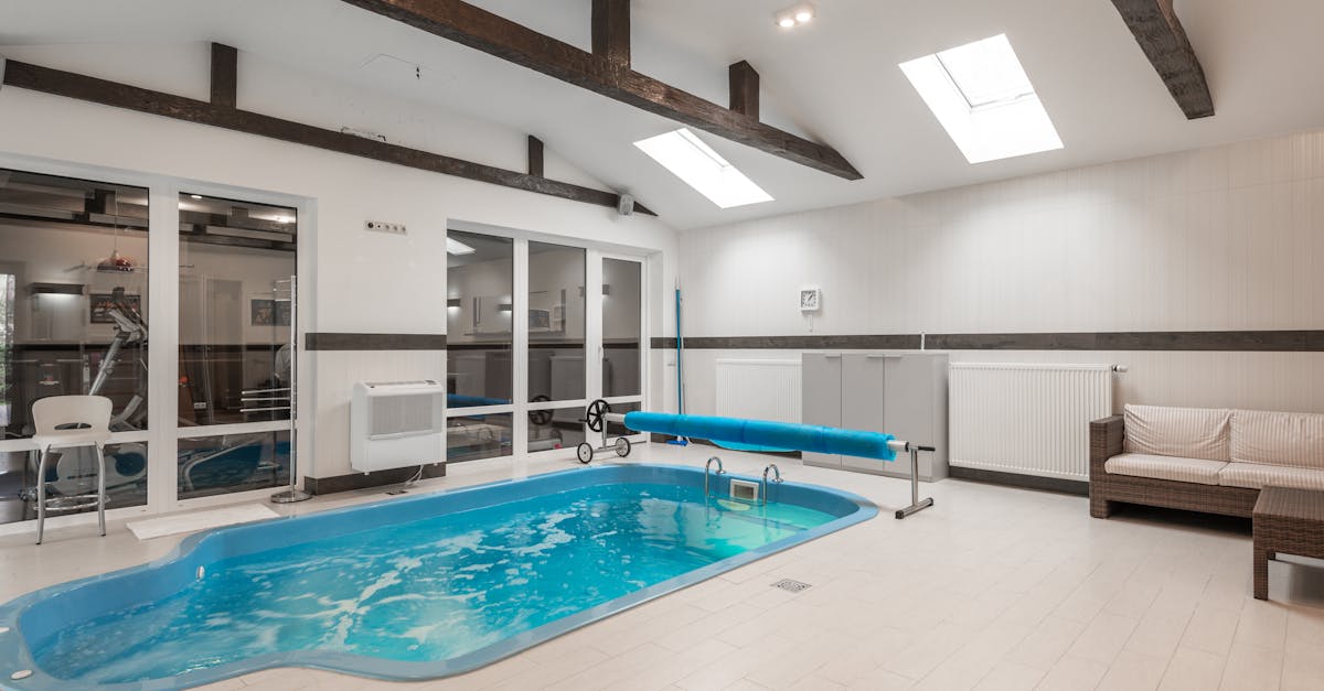 découvrez nos conseils pratiques pour l'entretien de votre piscine : nettoyage, traitement de l'eau, astuces et produits indispensables pour une piscine propre et saine toute l'année.