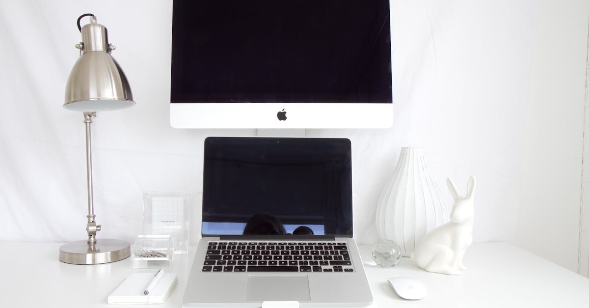 découvrez tout ce qu'il faut savoir sur les vers blancs : identification, cycle de vie, dégâts sur les pelouses et astuces pour lutter efficacement contre ces larves indésirables dans votre jardin.