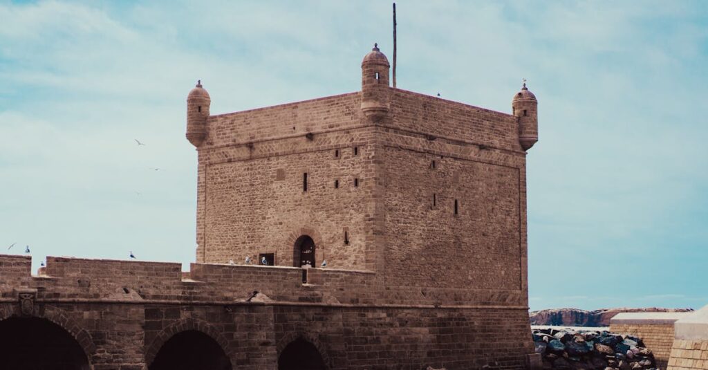 découvrez tout ce qu'il faut savoir sur les murs de soutènement : utilité, matériaux, étapes de construction et conseils pour assurer la stabilité et la durabilité de votre aménagement extérieur.